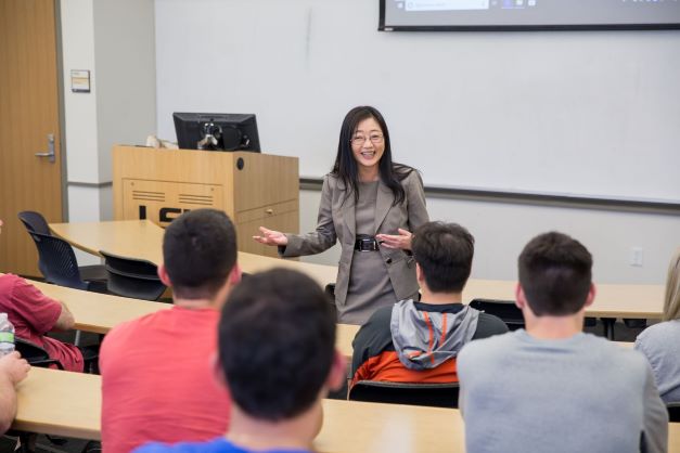 Wei-ling Song lectures a class