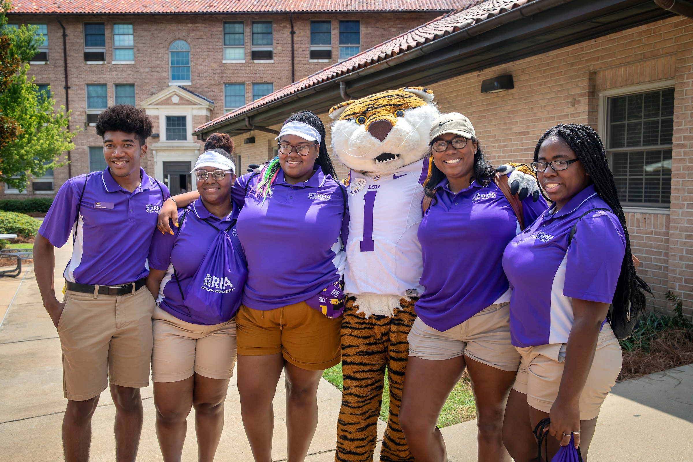 student leaders with mike the tiger